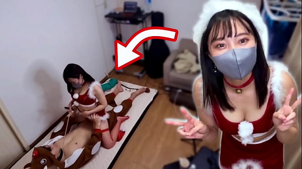 在圣诞节被圣诞cos的女友套上首环边调教边被用牛仔骑乘位求中出