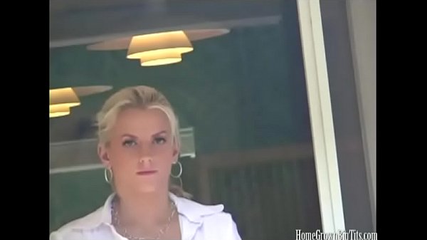 大胸金发美女他妈的她的男人池畔
